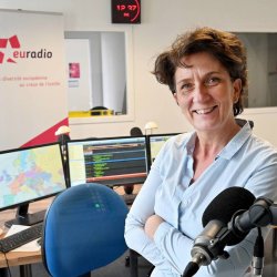 Portrait de Larence Aubron directrice d'euradio dans les studios